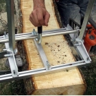 Univerzálny prípravok na rezanie dosiek s dĺžkou vhodnej vodiacej lišty 45 cm (18") - 122 cm (48") Univerzálny prípravok na rezanie dosiek s dĺžkou vhodnej vodiacej lišty 45 cm (18") - 122 cm (48")